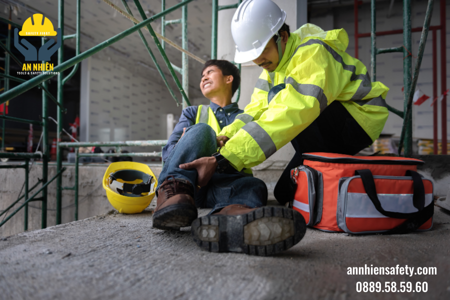 Giày bảo hộ lao động có cách điện không? 3 Giay bao ho lao dong bao ve nguoi dung khoi nguy co tai nan