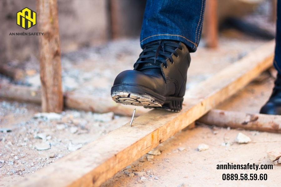10 mẫu giày bảo hộ lao động được ưa chuộng của Safety Jogger 3 Giới thiệu về giày bảo hộ và vai trò quan trọng trong lao động